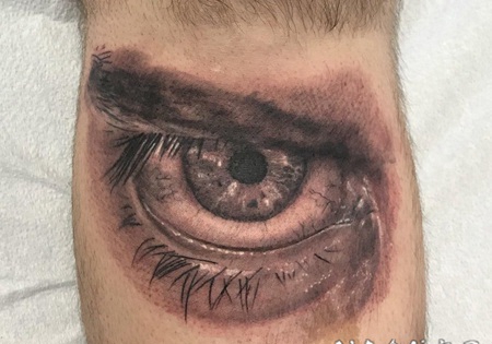 眼睛纹身 男生手臂上素描的眼睛纹身图片