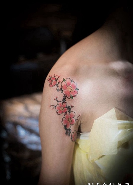 人面桃花，手臂素雅桃花彩绘纹身