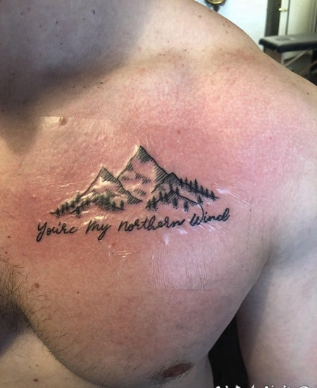 小山峰纹身 男生胸上山峰和英文纹身图片