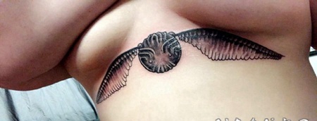 女生胸下纹身 女生胸下黑灰的飞蛾纹身图片