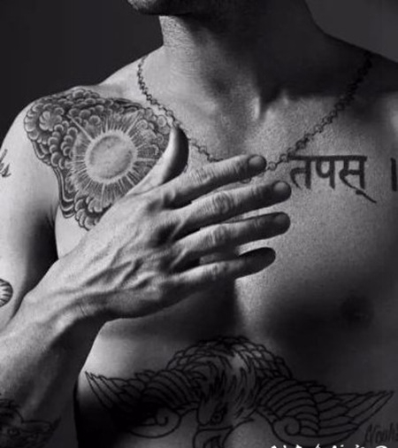 国际纹身明星 Adam Levine身上黑色的极简纹身图片