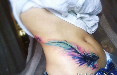 生命的色彩，美女腹部彩色羽毛唯美纹身