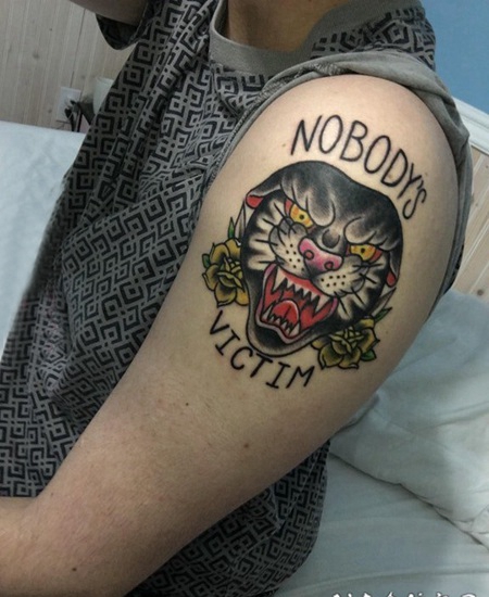 豹子头纹身 男生大臂上彩绘的豹子头纹身图片