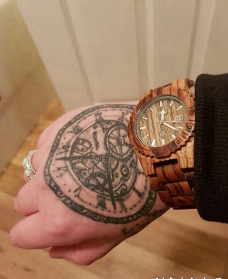 纹身钟表 男生手上黑灰的钟表纹身图片