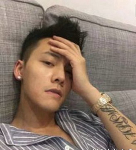 中国纹身明星 陈伟霆手臂上黑色的英文纹身图片