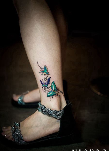 蝶恋永相随，脚踝彩蝶飞舞彩绘纹身