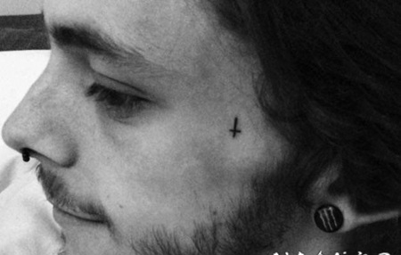 迷你小纹身 男生脸上黑色的迷你小纹身图片