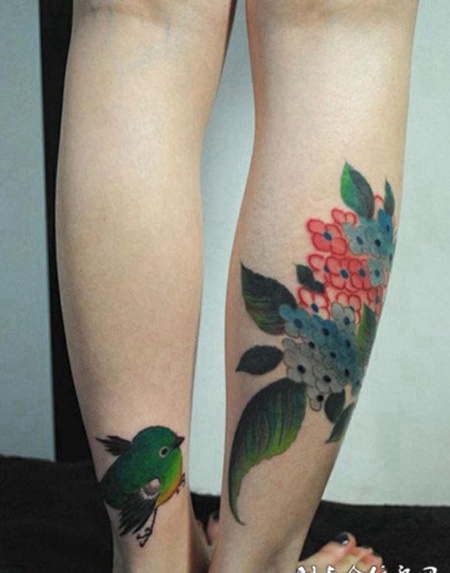 倾心醉花阴，小腿鲜花小鸟鲜明个性纹身