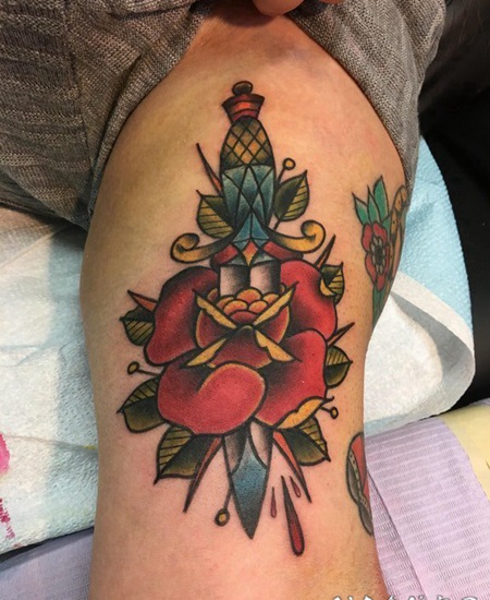 玫瑰匕首纹身 女生大臂上玫瑰和匕首纹身图片