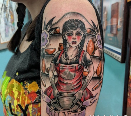 女孩人物纹身图案 女生大臂上彩绘的女孩人物纹身图片