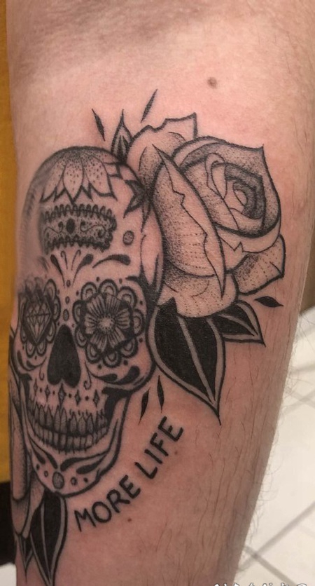 骷髅和花朵纹身图案 男生小腿上骷髅和花朵纹身图片