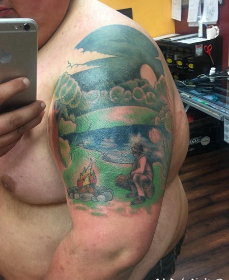 双大臂纹身 男生大臂上彩绘的风景纹身图片