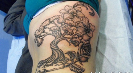 植物纹身 女生侧腰上黑灰的植物纹身图片