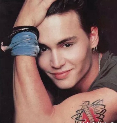 美国纹身明星 Johnny Depp手臂上彩绘的心形纹身图片