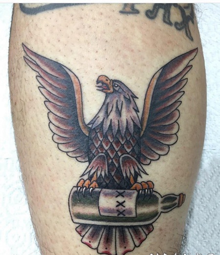 纹身老鹰图片 男生小腿上彩绘的老鹰纹身图片