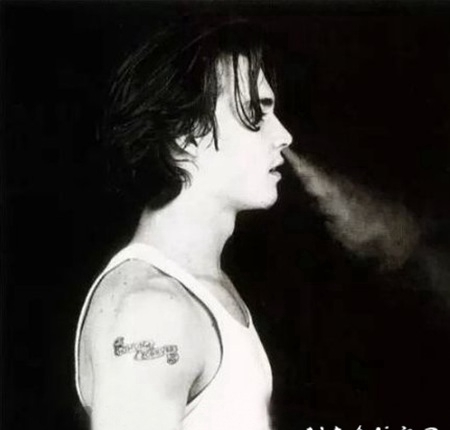 美国纹身明星 Johnny Depp手臂上黑灰的印第安人纹身图片