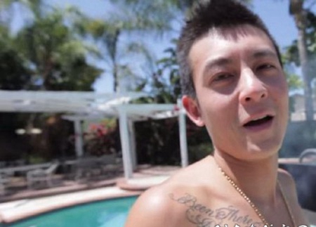 中国纹身明星 陈冠希锁骨上黑色的英文字母纹身图片