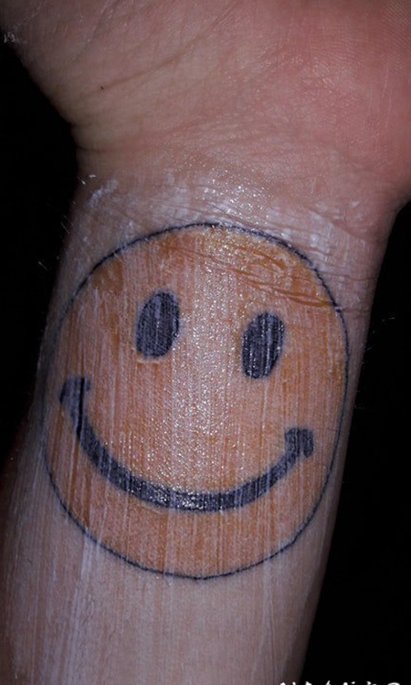 表情符号纹身 女生手腕上彩绘的表情符号纹身图片