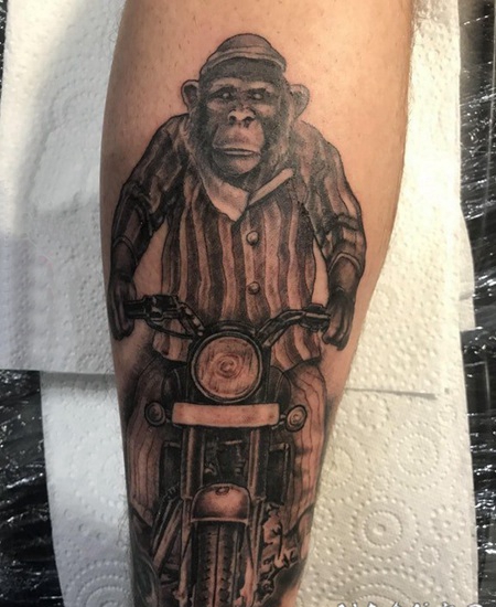 纹身猴子 男生手臂上黑灰的猴子纹身图片