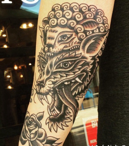 纹身手臂内侧女 女生手臂上刺猬和狼纹身图片