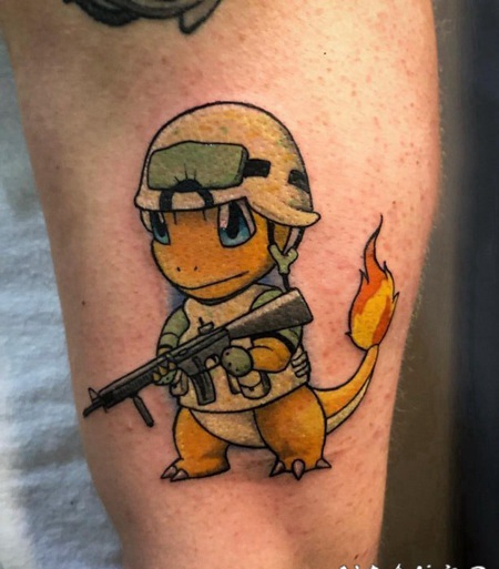 小恐龙纹身 男生手臂上彩绘的小恐龙纹身图片