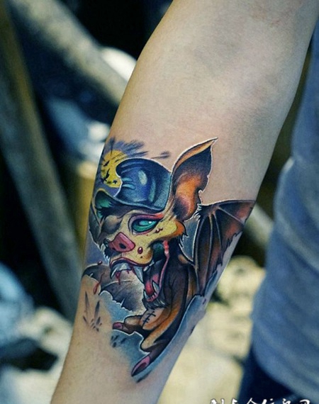 血液的诱惑，手臂吸血蝙蝠卡通纹身