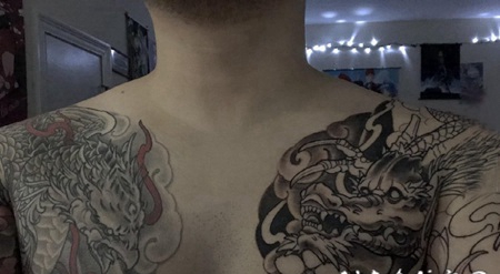 九爪金龙纹身 男生胸上彩绘的龙头纹身图片
