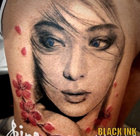 人物肖像纹身 女生大腿上素描的人物肖像纹身图片