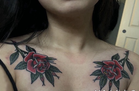 女生纹身锁骨 女生锁骨上彩绘的花朵纹身图片