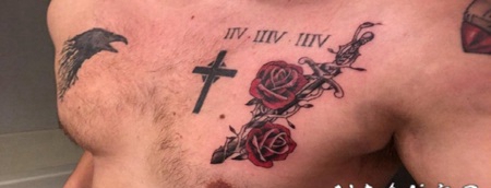 玫瑰匕首纹身 男生胸上彩绘的玫瑰和匕首纹身图片