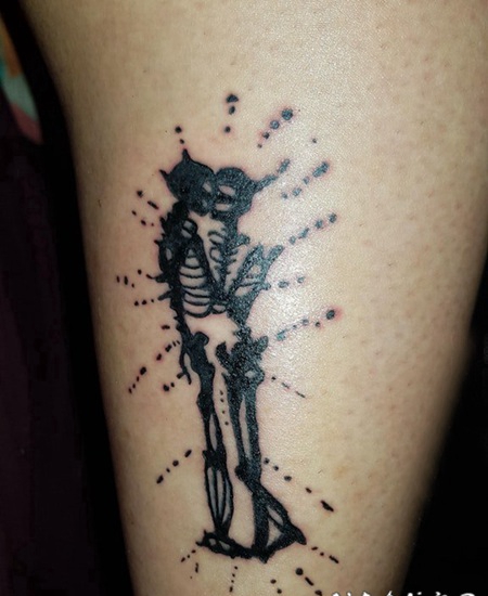 小腿对称纹身 女生小腿上黑色的极简纹身