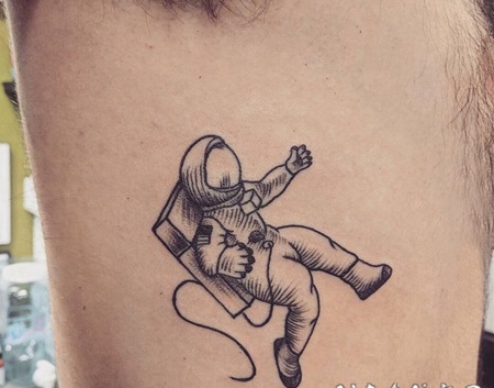 宇航员纹身图案 男生侧腰上极简的宇航员纹身图片