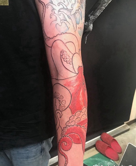 章鱼纹身图案 男生手臂上彩绘的章鱼纹身图片