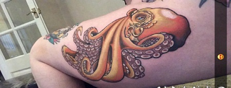 章鱼纹身图案 女生大腿上彩绘的章鱼纹身图片