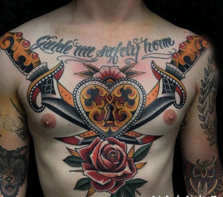 玫瑰匕首纹身 男生胸上玫瑰和匕首纹身图片