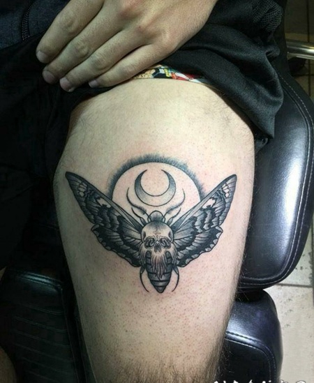 纹身虫 男生大腿上昆虫和骷髅纹身图片