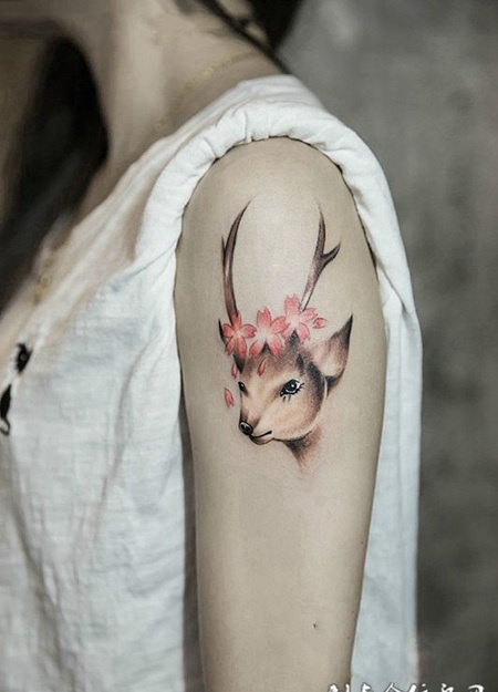 自然小精灵，手臂小鹿花蕊可爱纹身