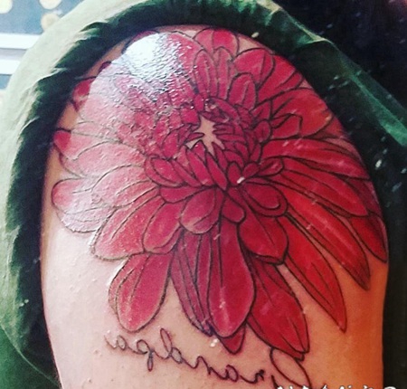 纹身菊花图案 女生肩膀上唯美的菊花纹身图片