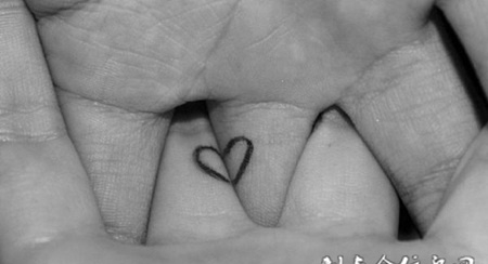 交织一生的爱恋，手指心形情侣创意纹身