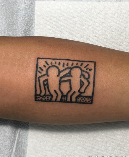 线条纹身小图 男生手臂上黑色的极简纹身图片