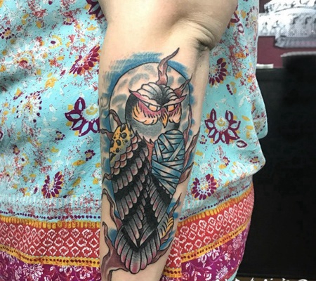 纹身猫头鹰 女生手臂上彩绘的猫头鹰纹身图片