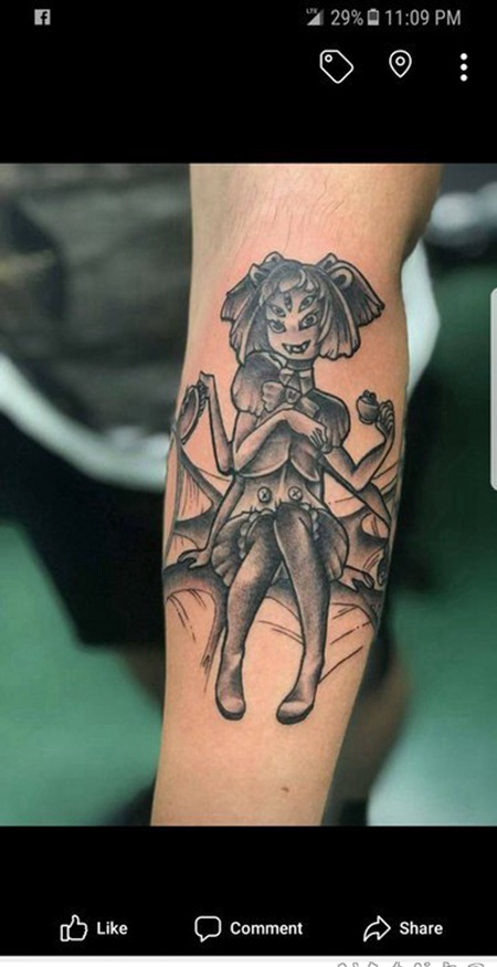 纹身卡通人物 女生小臂上黑灰的卡通人物纹身图片