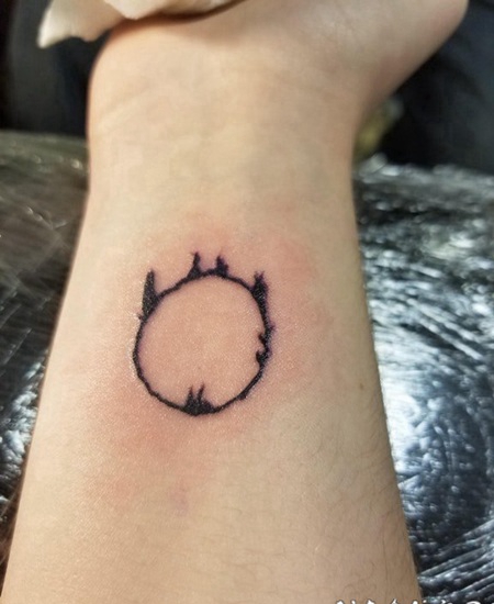 纹身圆形 女生手腕上黑色的圆形纹身图片