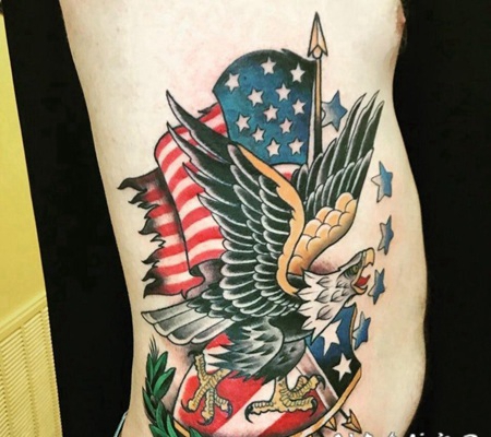 美国国旗纹身 男生侧腰上老鹰和美国国旗纹身图片