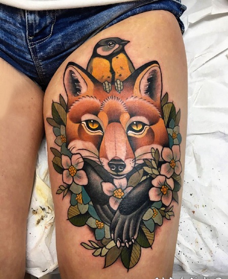 九尾狐狸纹身图片 女生大腿上狐狸和花朵纹身图片
