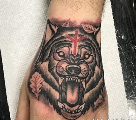 老虎头纹身图案 男生手背上彩绘的老虎头纹身图片