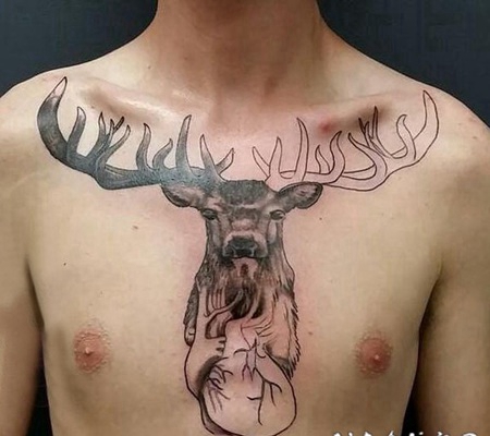 麋鹿纹身图案男 男生胸上黑灰的麋鹿纹身图片
