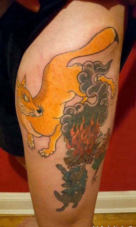 九尾狐狸纹身图片 女生大腿上九尾狐狸和云朵纹身图片