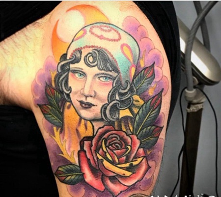 女孩和花朵纹身图案 男生大臂上女孩和花朵纹身图片