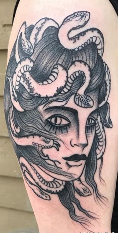 美杜莎纹身图片 男生大臂上黑灰的美杜莎纹身图片